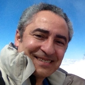 Né à Vernon en 1978 d’un père d’origine Polonaise et d’une mère Roumaine, Saad Tanche laisse sa passion débuter à l’adolescence en utilisant le noir et blanc comme référence dans ses créations.
Utilisant la salle de bain pour laboratoire Noir et Blanc de fortune et des tapis pour aplatir ses tirages barytés il apprend ensuite une nouvelle donne en intégrant l’Ecole Privé ICART-PHOTO de Paris.
Il sera également assistant de grand Photographe de renom sur les Studios Parisiens et laboratoire artisanal qui n’existe malheureusement plus aujourd hui.
Spécialisé dans le Portrait il y trouve son plaisir en rencontrant des Modèles dans différents milieux et domaines. Fond uni, maîtrise de la lumière, élégance des formes, sont autant de signes qui caractérisent ses images. Il travaille essentiellement en Noir et Blanc et s’attarde longuement à soigner un style épuré et simple. Les Modèles qu’il photographie y sont élégants, sophistiqués… et parfois célèbres. Photographe de plusieurs personnalités il a gagné leur confiance et leur soutien depuis de nombreuses années autant dans le milieu du sport avec Jérome Le Banner que dans le milieu du spectacle et des médias avec des Franck Leboeuf, Jean- Marie Bigard, Laurent Petitguillaume ou encore Paul Belmondo et bien d’autres encore.
Ses rencontres et sa détermination ont fait de lui aujourd hui un Photographe polyvalent et humain doté d’une gentillesse et communication sans égard et vanité dans ce monde d’images et de communication grandissante.